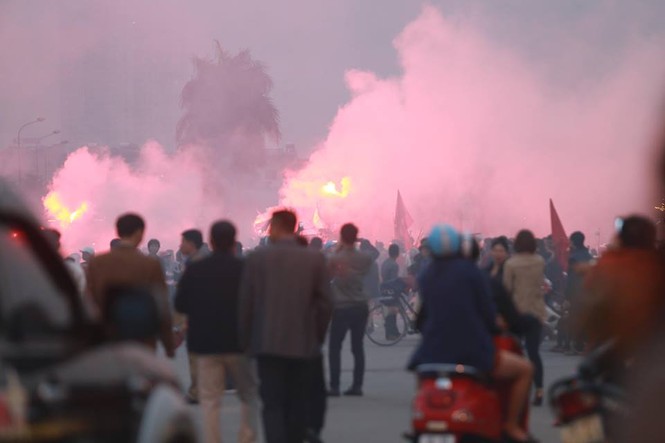 Ngập tràn pháo sáng ở cổng SVĐ Mỹ Đình trước trận U23 Việt Nam găp U23 Thái Lan - ảnh 1