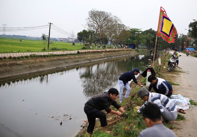 Kênh ngập rác thải biến thành đường hoa ở Hà Nội - ảnh 2