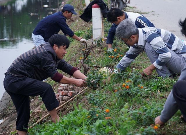 Kênh ngập rác thải biến thành đường hoa ở Hà Nội - ảnh 3