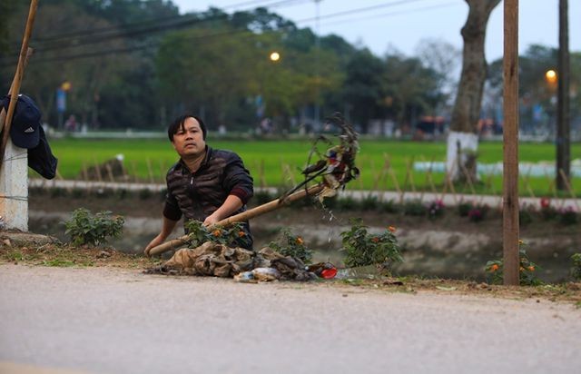 Kênh ngập rác thải biến thành đường hoa ở Hà Nội - ảnh 5