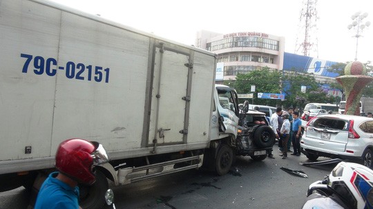 Xe tải tông vào đoàn người đang dừng đèn đỏ, 2 người nguy kịch - ảnh 1