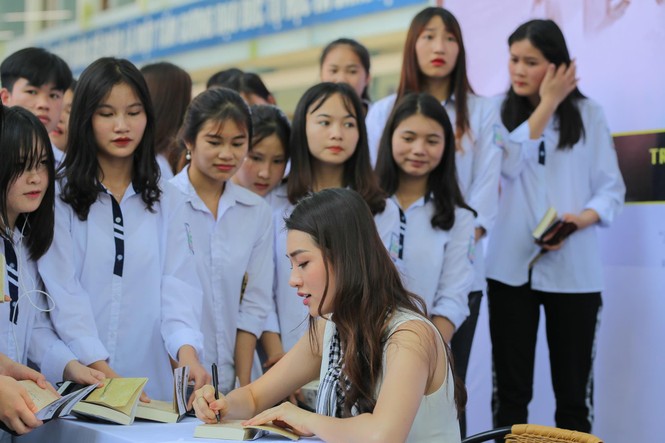 Hành trình Từ Trái Tim: Á hậu, người đẹp vượt núi tặng sách cho thanh niên - ảnh 1