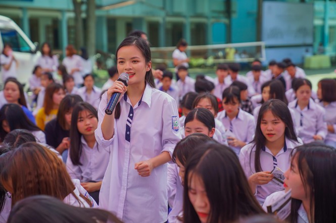 Hành trình Từ Trái Tim: Á hậu, người đẹp vượt núi tặng sách cho thanh niên - ảnh 5