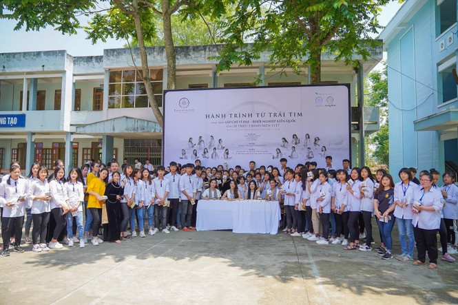 Hành trình Từ Trái Tim: Á hậu, người đẹp vượt núi tặng sách cho thanh niên - ảnh 7