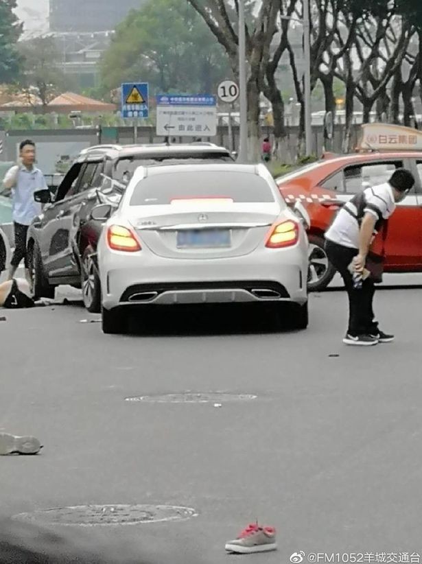 Nữ tài xế lái Mercedes vượt đèn đỏ tông 13 người bị thương - ảnh 1