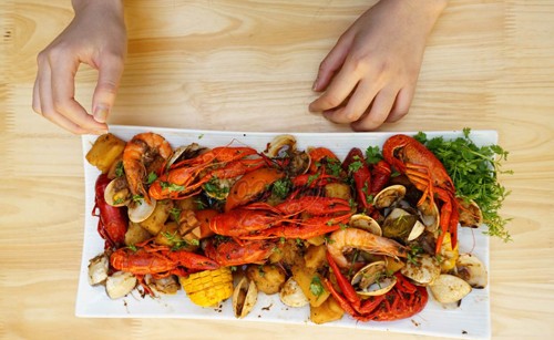 Món tôm hùm đất vẫn trên thực đơn của nhà hàng Hà Nội, Sài Gòn - ảnh 1