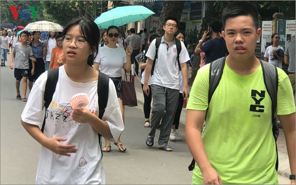 Đề thi Ngoại ngữ vào lớp 10 trường chuyên khó hơn đề thi thử - ảnh 2