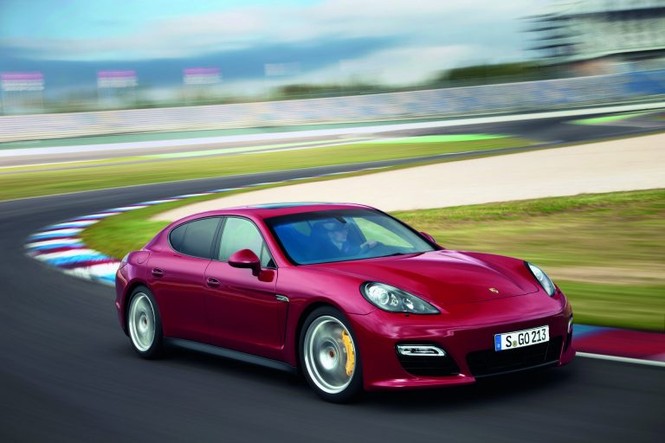 Porsche triệu hồi gần 100.000 chiếc Cayenne và Panamera - ảnh 1