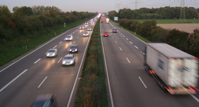 'Thiên đường tốc độ' Autobahn bị giới hạn tốc độ do nắng nóng - ảnh 1