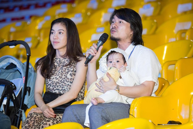 Đạo diễn Hoàng Nhật Nam vừa bế con, vừa chỉ đạo tổng duyệt Miss World Việt Nam - ảnh 2