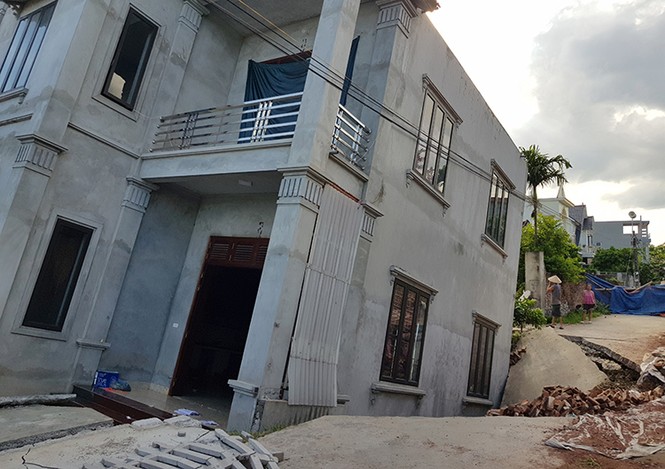 Kinh hãi 'hố tử thần' kéo nhà hai tầng ở Hà Nội sụt nghiêng 4 m - ảnh 1