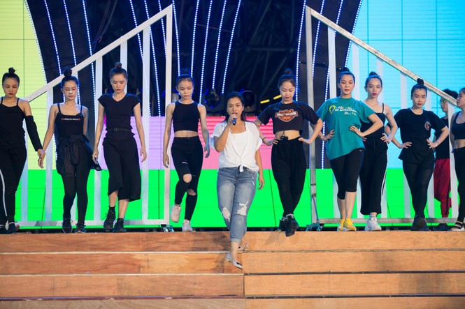 Đạo diễn Hoàng Nhật Nam vừa bế con, vừa chỉ đạo tổng duyệt Miss World Việt Nam - ảnh 3