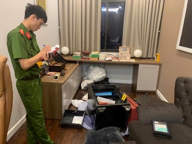 Camera ghi cảnh trộm đục 2 két sắt, trộm 5 tỷ nhà ca sĩ Nhật Kim Anh - ảnh 1