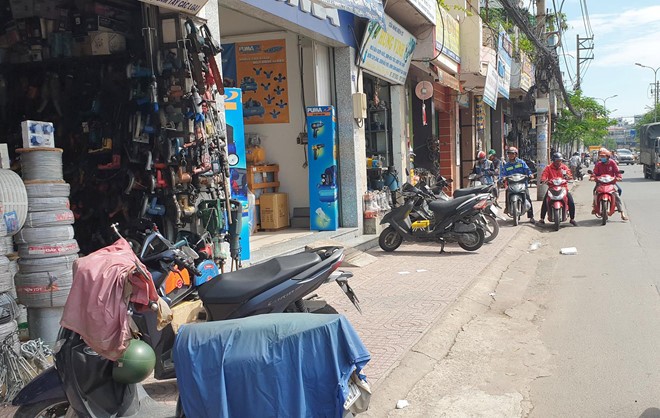 Tên cướp ở Sài Gòn bị dân vây đánh hội đồng sau khi đâm thanh niên chạy SH - ảnh 2