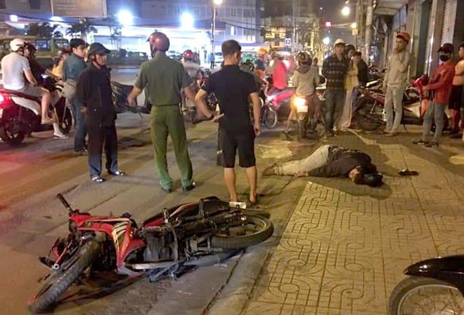 Tên cướp ở Sài Gòn bị dân vây đánh hội đồng sau khi đâm thanh niên chạy SH - ảnh 1