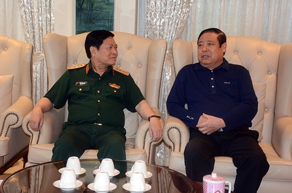 Đại tướng Ngô Xuân Lịch thăm, tặng quà Đại tướng Phùng Quang Thanh - ảnh 2