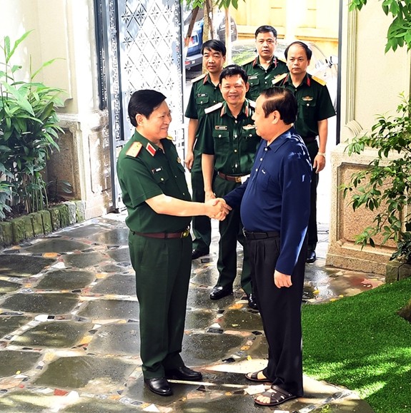 Đại tướng Ngô Xuân Lịch thăm, tặng quà Đại tướng Phùng Quang Thanh - ảnh 1