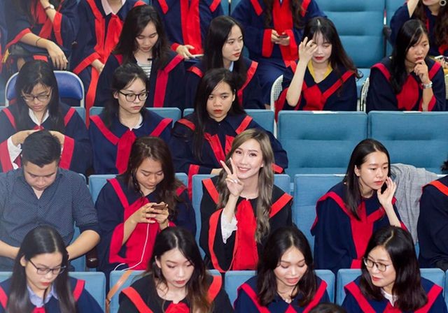 'Bông hồng' Lào gốc Việt xinh đẹp trong lễ tốt nghiệp tại Học viện Ngoại giao - ảnh 2