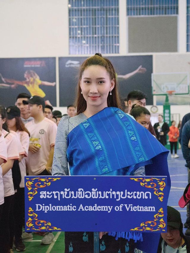 'Bông hồng' Lào gốc Việt xinh đẹp trong lễ tốt nghiệp tại Học viện Ngoại giao - ảnh 7