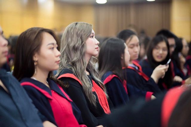 'Bông hồng' Lào gốc Việt xinh đẹp trong lễ tốt nghiệp tại Học viện Ngoại giao - ảnh 9