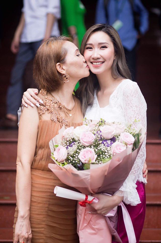 'Bông hồng' Lào gốc Việt xinh đẹp trong lễ tốt nghiệp tại Học viện Ngoại giao - ảnh 10