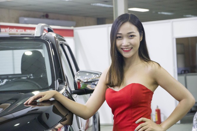 Người đẹp khoe sắc tại triển lãm ôtô, xe máy ở Hà Nội - ảnh 4