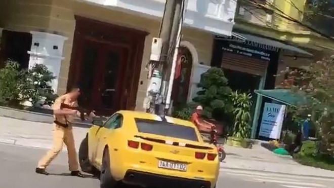CSGT có được dùng súng AK chặn chiếc ô tô Chevrolet Camaro? - ảnh 1