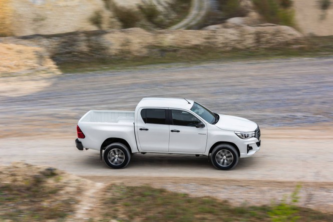 Toyota Hilux dành cho thị trường Anh có gì đặc biệt? - ảnh 1