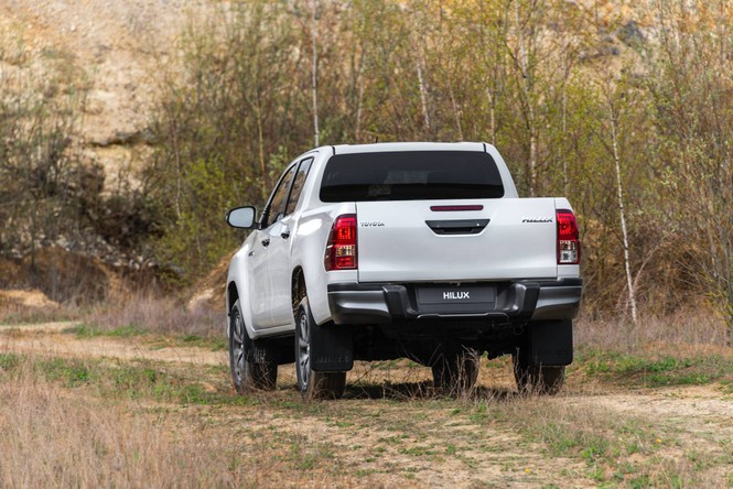 Toyota Hilux dành cho thị trường Anh có gì đặc biệt? - ảnh 2