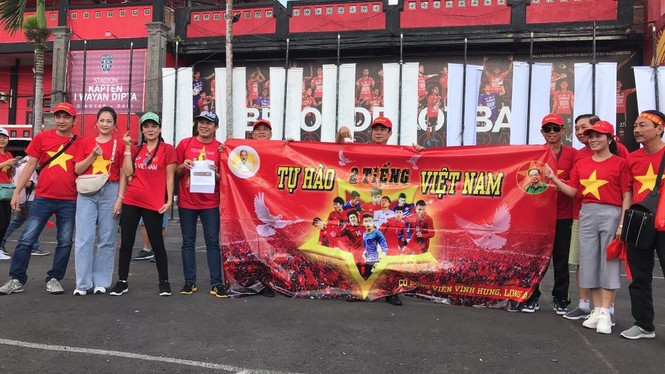 Cổ động viên Việt Nam đến sân vận động cổ vũ trận đấu với Indonesia - ảnh 1
