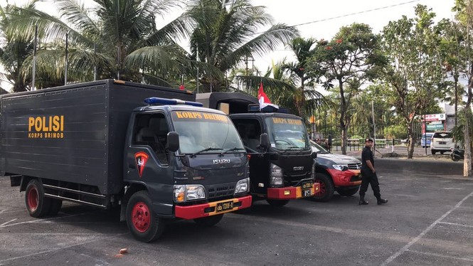 Cổ động viên Việt Nam đến sân vận động cổ vũ trận đấu với Indonesia - ảnh 10