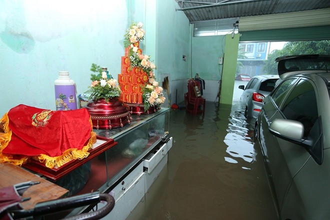 Ăn hỏi đúng ngày ngập lụt, nhà trai dùng phao chở sính lễ sang nhà gái - ảnh 1