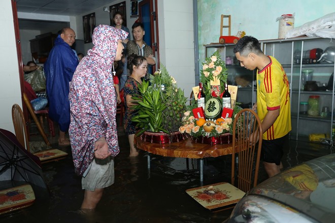 Ăn hỏi đúng ngày ngập lụt, nhà trai dùng phao chở sính lễ sang nhà gái - ảnh 2
