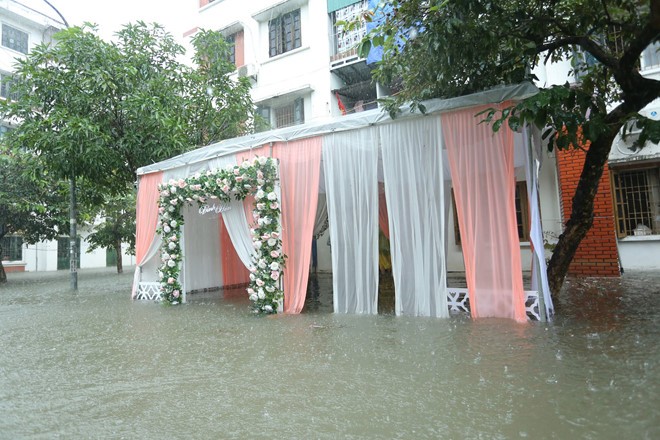 Ăn hỏi đúng ngày ngập lụt, nhà trai dùng phao chở sính lễ sang nhà gái - ảnh 4