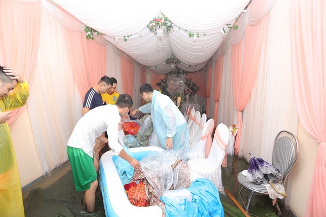 Ăn hỏi đúng ngày ngập lụt, nhà trai dùng phao chở sính lễ sang nhà gái - ảnh 5