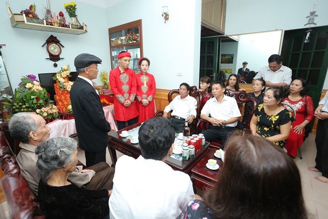Ăn hỏi đúng ngày ngập lụt, nhà trai dùng phao chở sính lễ sang nhà gái - ảnh 7