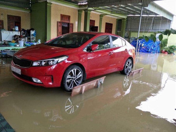 Chủ xe ở Nghệ An chống ngập cho ôtô nhờ ghế đá và gạch - ảnh 1