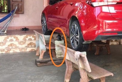 Chủ xe ở Nghệ An chống ngập cho ôtô nhờ ghế đá và gạch - ảnh 3