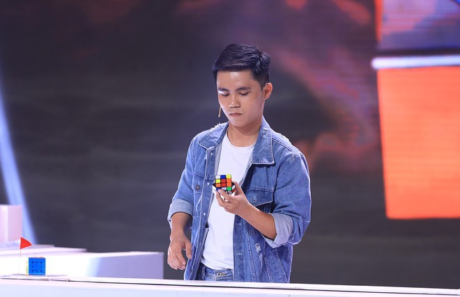 Anh kỹ sư bịt mắt giải rubik khiến Trấn Thành, Lại Văn Sâm bái phục - ảnh 1