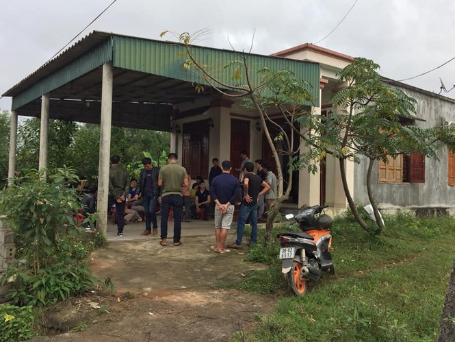 Người phụ nữ tẩm xăng tự thiêu trước sân nhà - ảnh 1