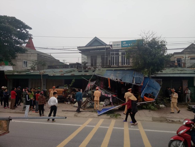 Ô tô “điên” mất lái lao lên cửa hàng, đâm nát hai xe máy - ảnh 1