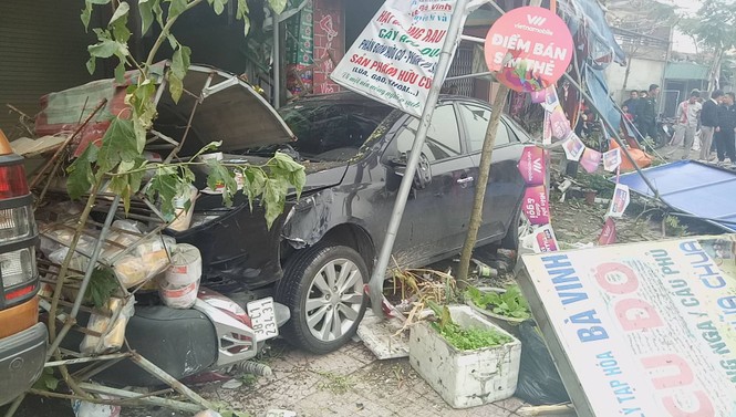 Ô tô “điên” mất lái lao lên cửa hàng, đâm nát hai xe máy - ảnh 2