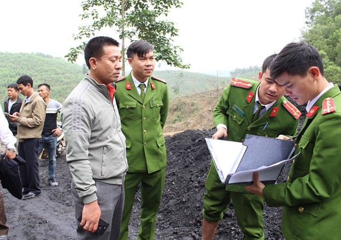 Chủ tịch xã bị đình chỉ công tác vì để trộm khai thác than - ảnh 1