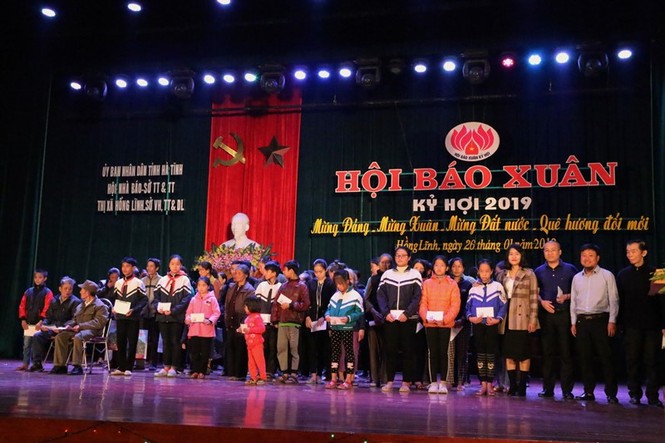 Trao hơn 200 suất quà Tết cho người nghèo tại Hội Báo xuân - ảnh 1