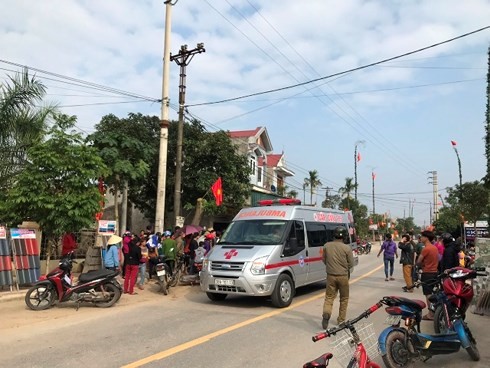 Dựng cây nêu đón Tết, 4 anh em họ bị điện giật - ảnh 1