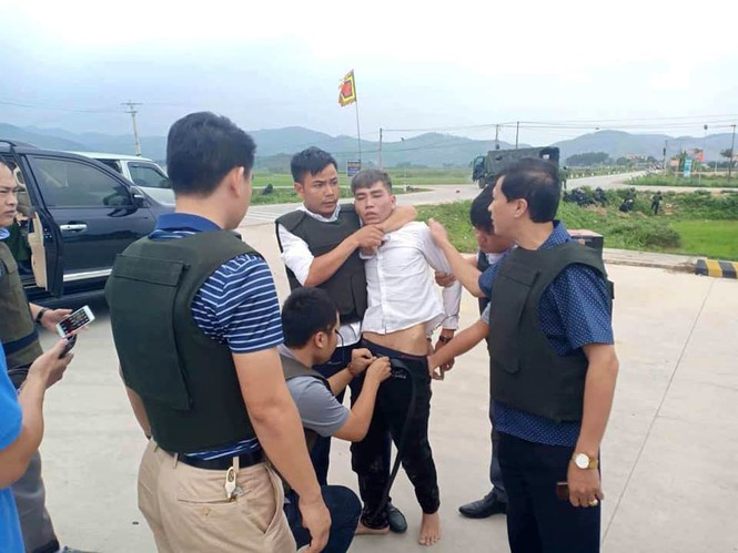 Thông tin bất ngờ vụ ôm súng cố thủ trong xe bán tải - ảnh 3