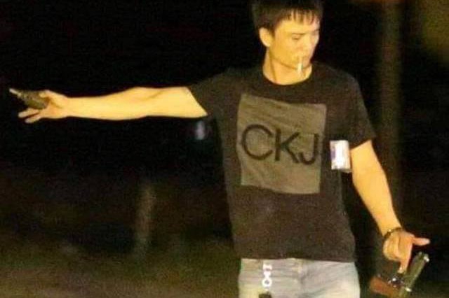 Thông tin bất ngờ vụ ôm súng cố thủ trong xe bán tải - ảnh 2