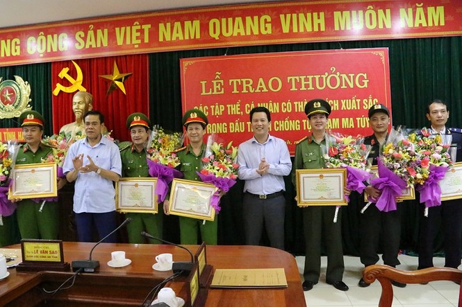 Thưởng nóng 300 triệu đồng cho lực lượng phá 2 chuyên án ma túy khủng - ảnh 1