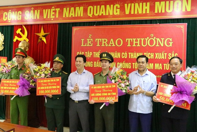 Thưởng nóng 300 triệu đồng cho lực lượng phá 2 chuyên án ma túy khủng - ảnh 2