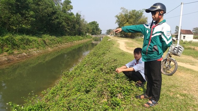 Khen thưởng hai học sinh xả thân cứu hai em nhỏ bị đuối nước - ảnh 1